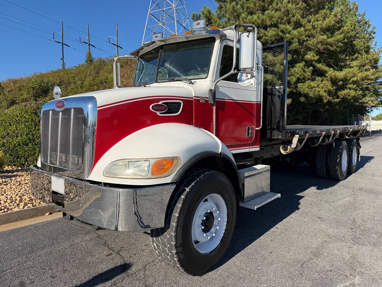 2007 Peterbilt 335 Flatbed Truck, exterior photo 1