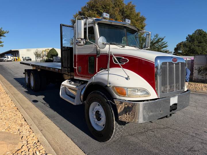 2007 Peterbilt 335 Flatbed Truck, exterior photo 2