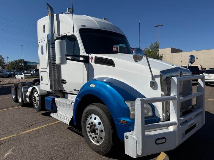 2016 Kenworth T880 52" Mid Roof Sleeper, exterior photo 1