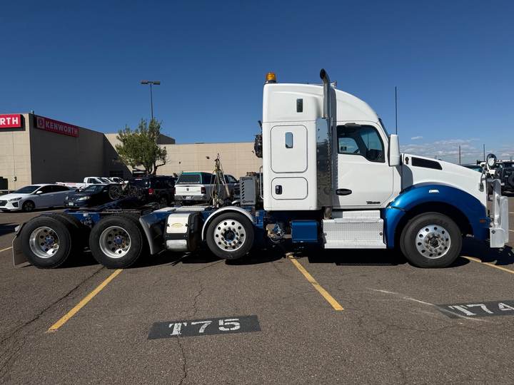 2016 Kenworth T880 52" Mid Roof Sleeper, exterior photo 3