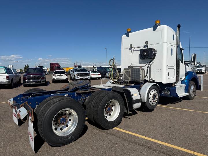 2016 Kenworth T880 52" Mid Roof Sleeper, exterior photo 4