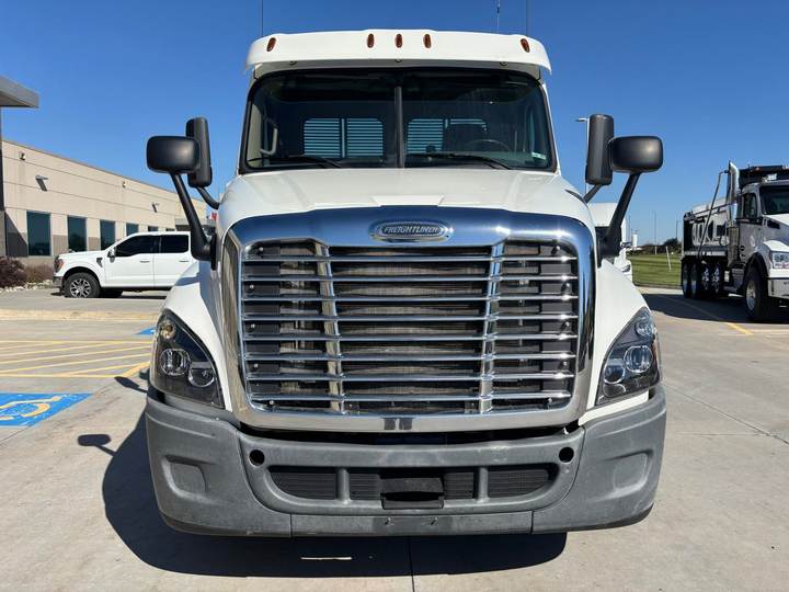 2017 Freightliner CA12564DC Day Cab, exterior photo 4