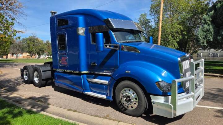 2017 Kenworth T680 76" Mid Roof Sleeper, exterior photo 1