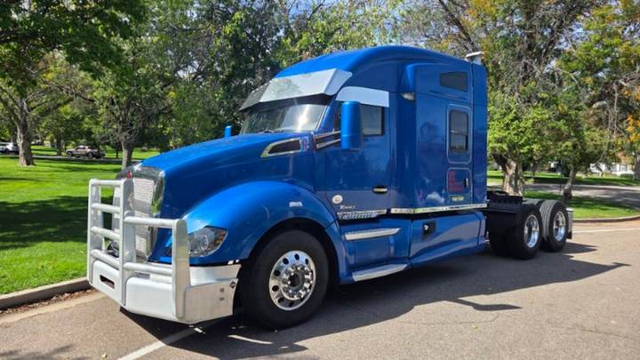 2017 Kenworth T680 76" Mid Roof Sleeper, exterior photo 2