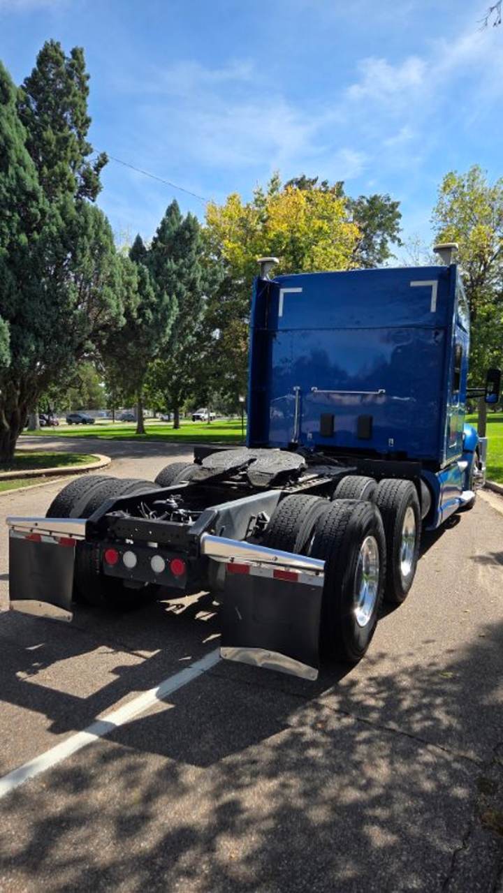 2017 Kenworth T680 76" Mid Roof Sleeper, exterior photo 3