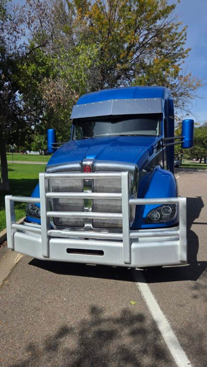 2017 Kenworth T680 76" Mid Roof Sleeper, exterior photo 4