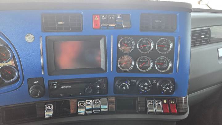 2017 Kenworth T680 76" Mid Roof Sleeper, interior photo 5
