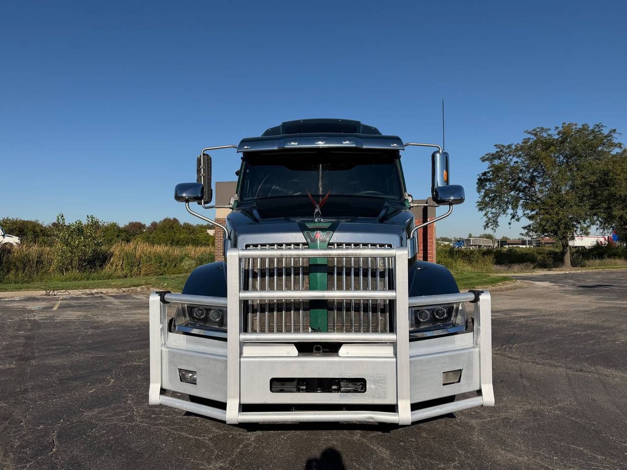 2017 Western Star 5700XE 70" Mid Roof Sleeper, exterior photo 2