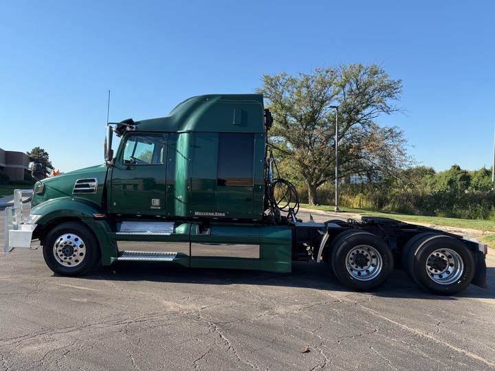 2017 Western Star 5700XE 70" Mid Roof Sleeper, exterior photo 4