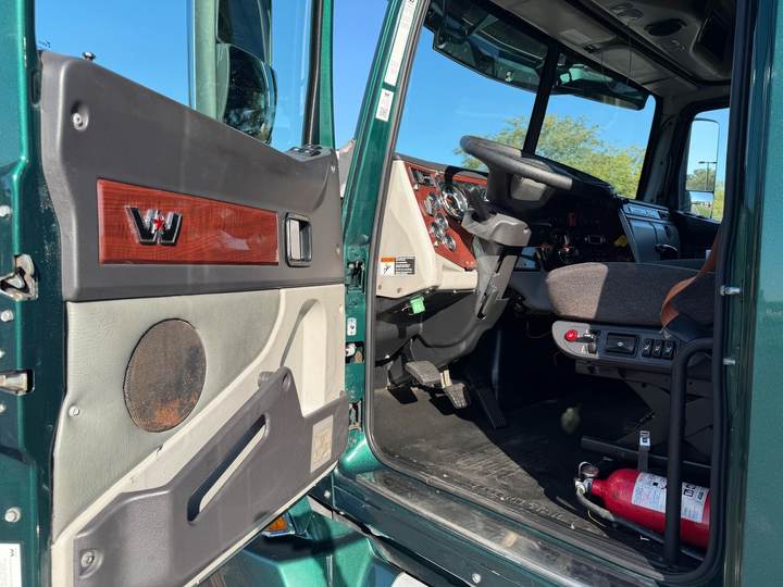 2017 Western Star 5700XE 70" Mid Roof Sleeper, interior photo 7