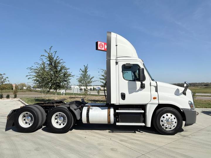 2018 Freightliner CA12564DC Day Cab, exterior photo 1