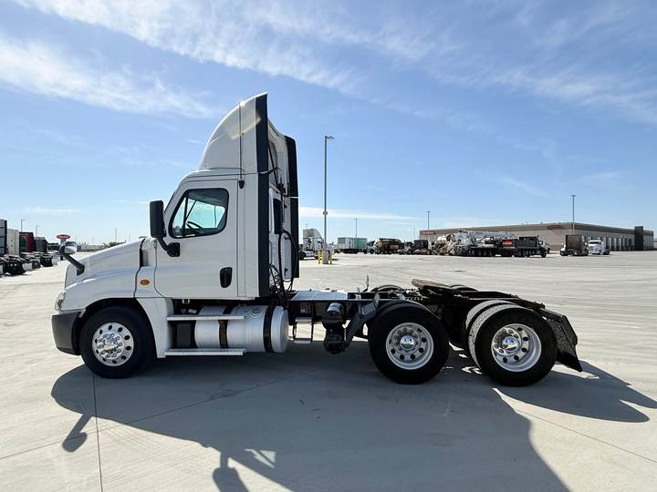 2018 Freightliner CA12564DC Day Cab, exterior photo 4
