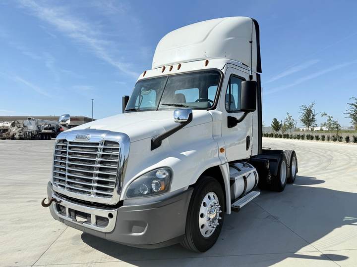 2018 Freightliner CA12564DC Day Cab, exterior photo 5