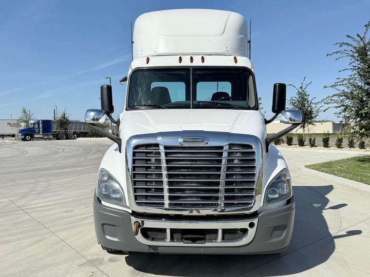 2018 Freightliner CA12564DC Day Cab, exterior photo 6