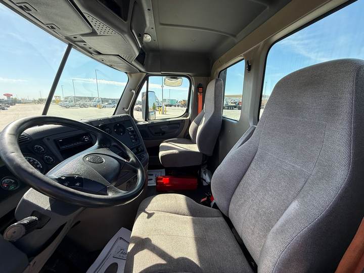 2018 Freightliner CA12564DC Day Cab, interior photo 7