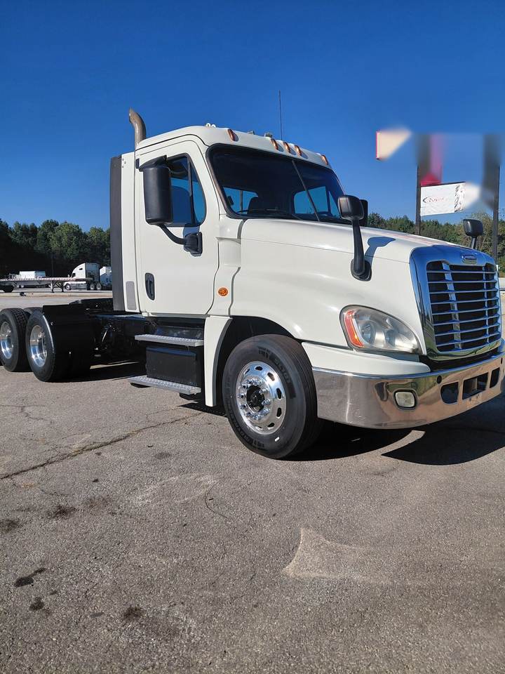 2018 Freightliner PT126064S T Day Cab, exterior photo 1