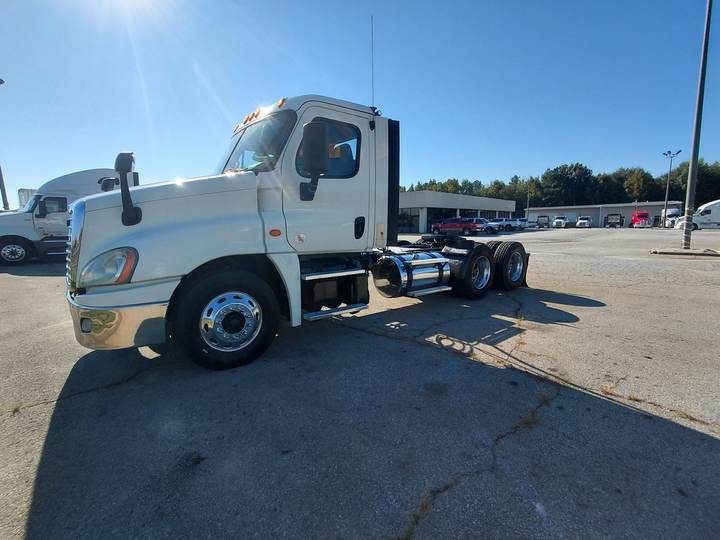 2018 Freightliner PT126064S T Day Cab, exterior photo 2
