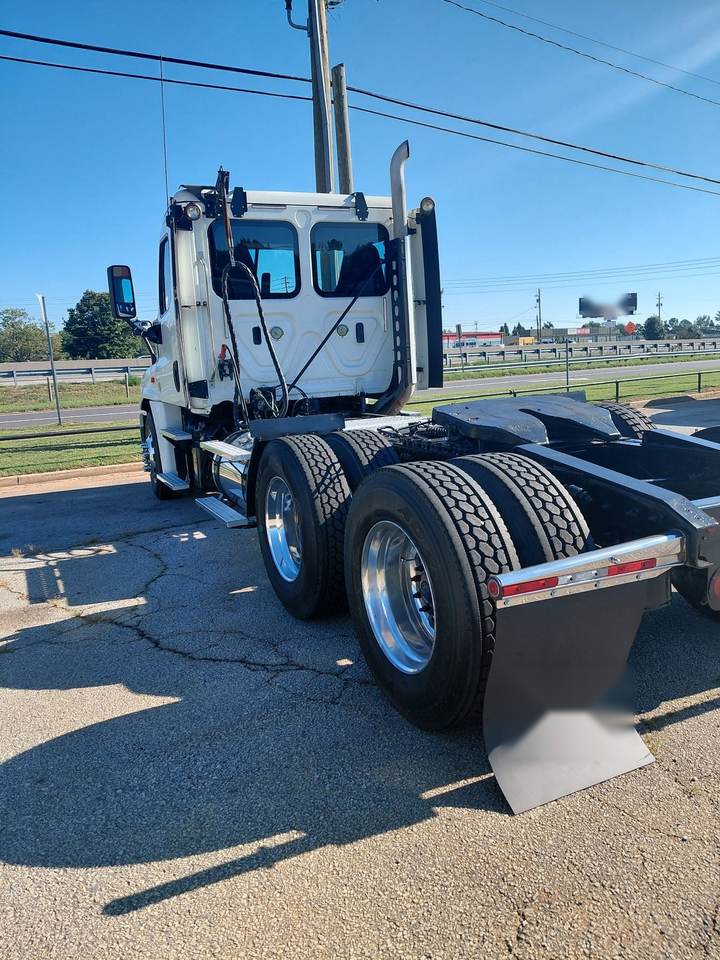 2018 Freightliner PT126064S T Day Cab, exterior photo 3