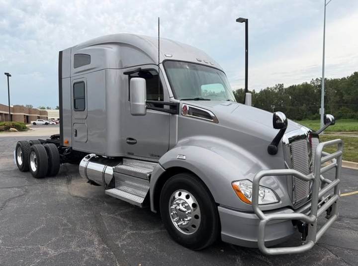 2018 Kenworth T680 76" Mid Roof Sleeper, exterior photo 1