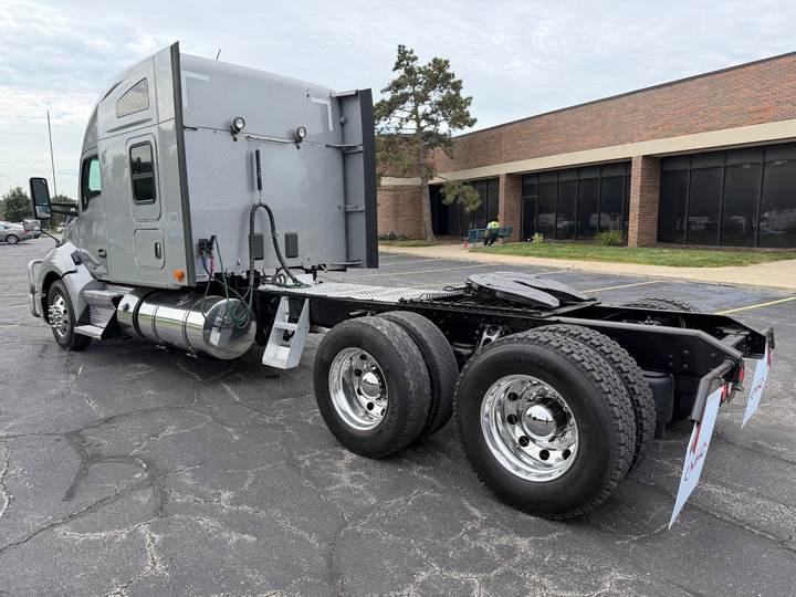 2018 Kenworth T680 76" Mid Roof Sleeper, exterior photo 2