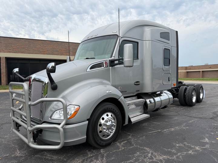 2018 Kenworth T680 76" Mid Roof Sleeper, exterior photo 3