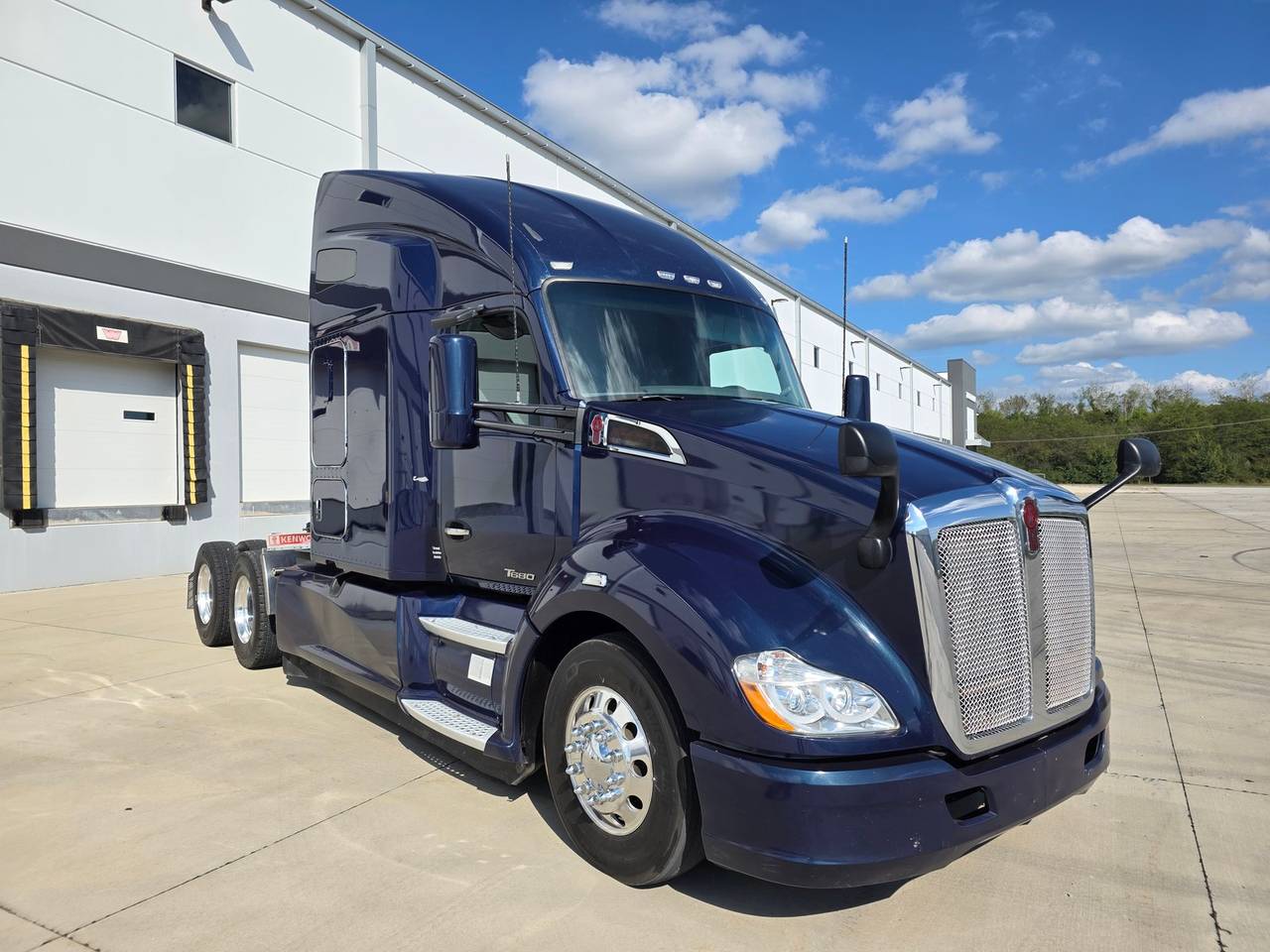 2018 Kenworth T680 76" Raised Roof Sleeper, exterior photo 1