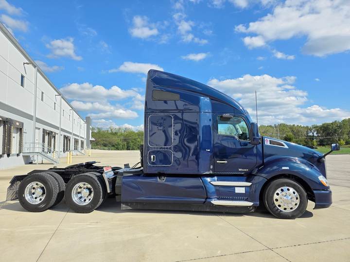 2018 Kenworth T680 76" Raised Roof Sleeper, exterior photo 2