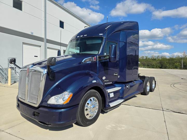 2018 Kenworth T680 76" Raised Roof Sleeper, exterior photo 3