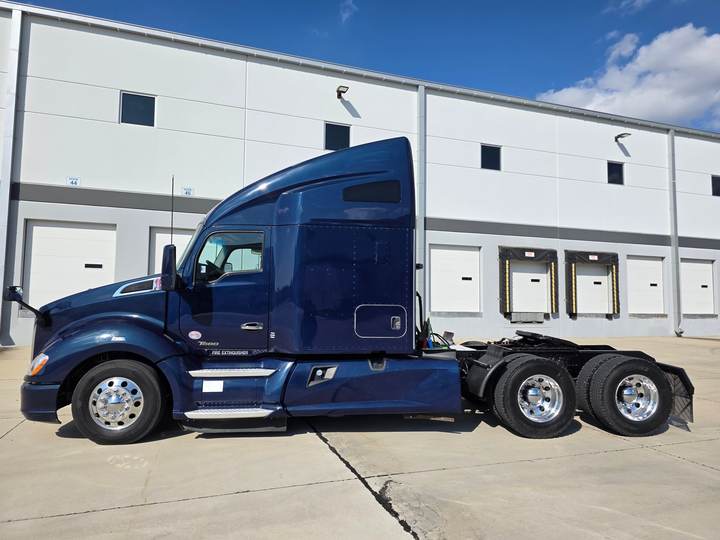 2018 Kenworth T680 76" Raised Roof Sleeper, exterior photo 4