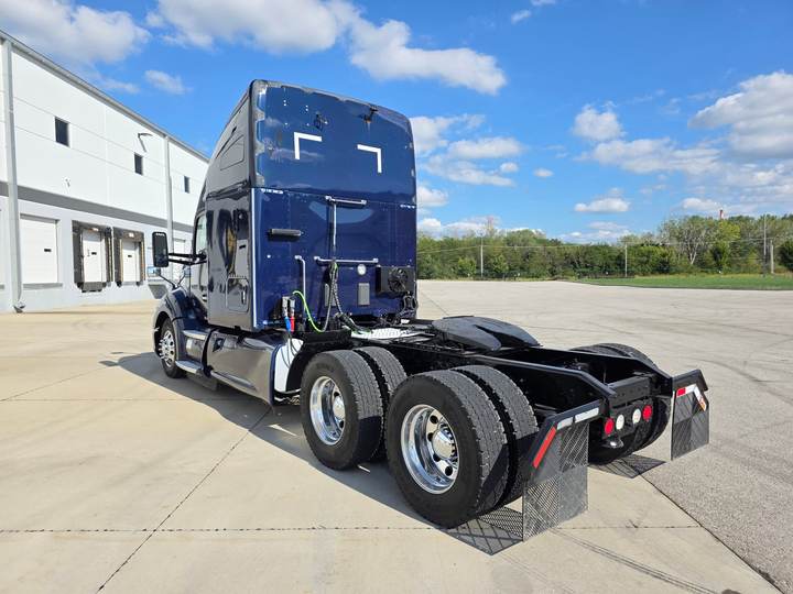2018 Kenworth T680 76" Raised Roof Sleeper, exterior photo 5