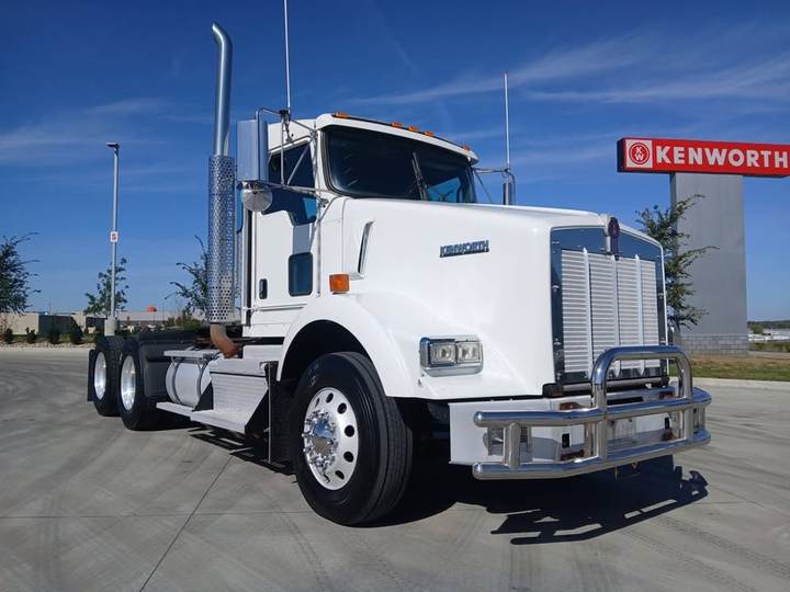 2018 Kenworth T800 Day Cab, exterior photo 1