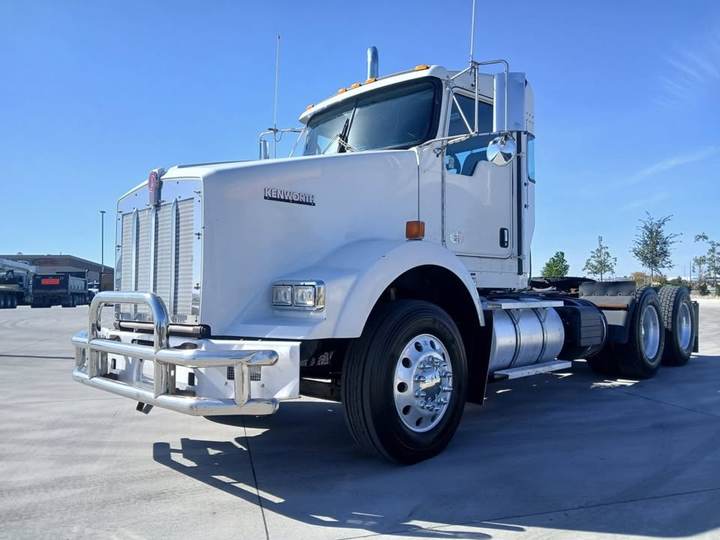 2018 Kenworth T800 Day Cab, exterior photo 2