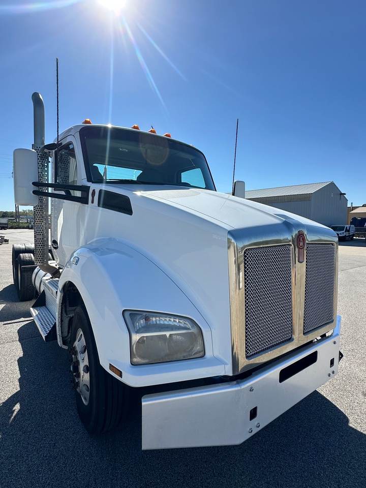 2018 Kenworth T880 Day Cab, exterior photo 2