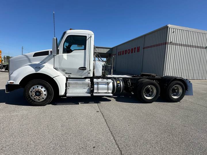 2018 Kenworth T880 Day Cab, exterior photo 3