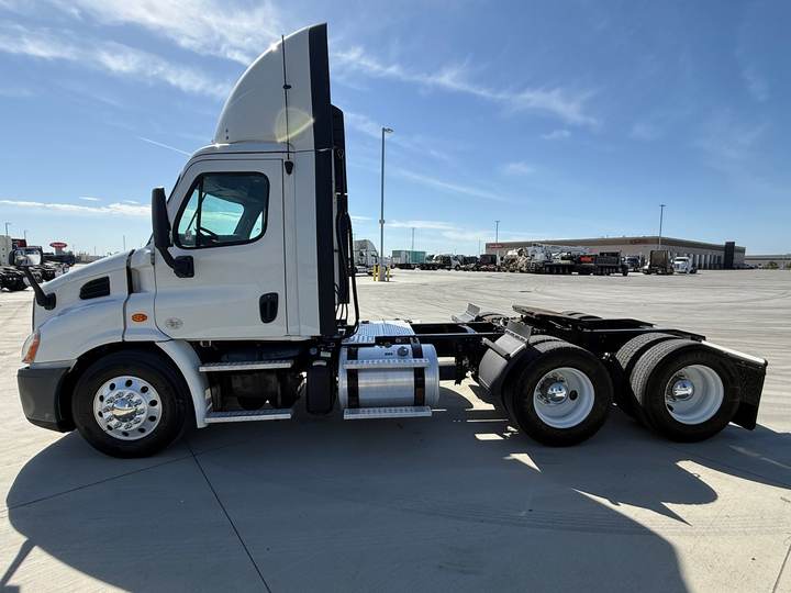 2019 Freightliner CA11364DC Day Cab, exterior photo 4