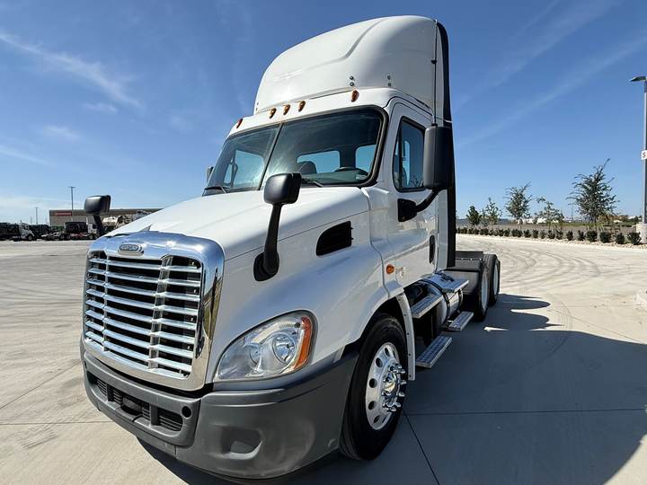2019 Freightliner CA11364DC Day Cab, exterior photo 5