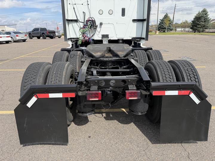 2019 International LT625 73" Raised Roof Sleeper, exterior photo 4