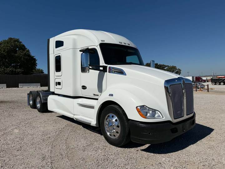 2019 Kenworth T680 76" Mid Roof Sleeper, exterior photo 1