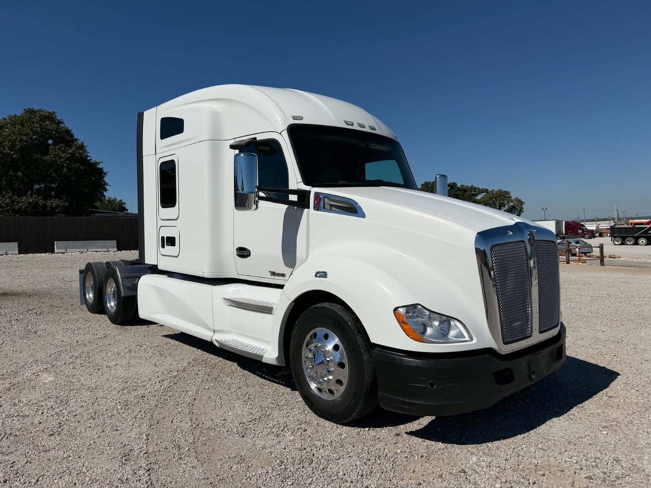 2019 Kenworth T680 76" Mid Roof Sleeper, exterior photo 1