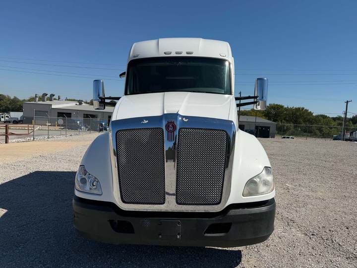 2019 Kenworth T680 76" Mid Roof Sleeper, exterior photo 4