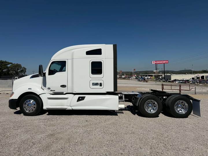 2019 Kenworth T680 76" Mid Roof Sleeper, exterior photo 5