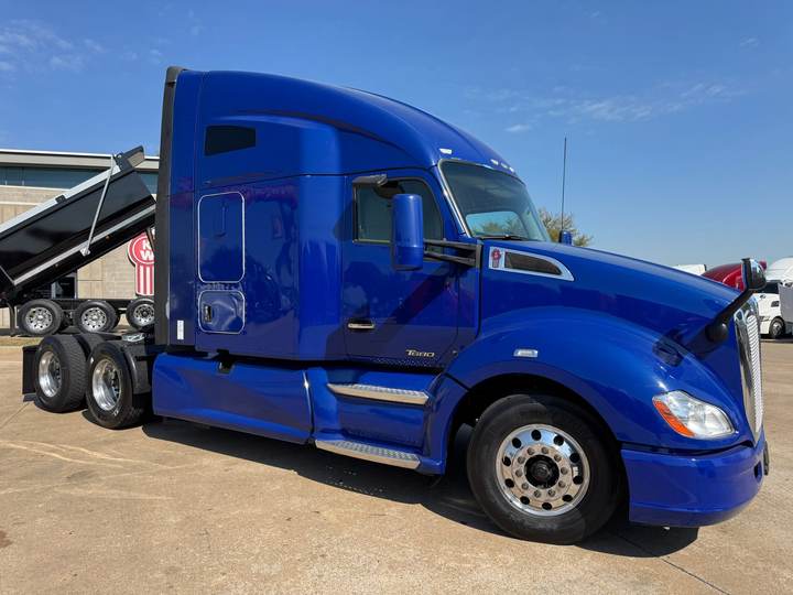 2019 Kenworth T680 76" Raised Roof Sleeper, exterior photo 1