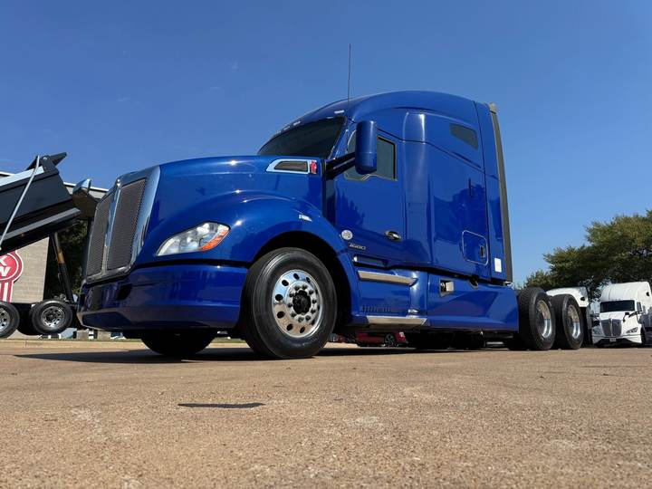 2019 Kenworth T680 76" Raised Roof Sleeper, exterior photo 2