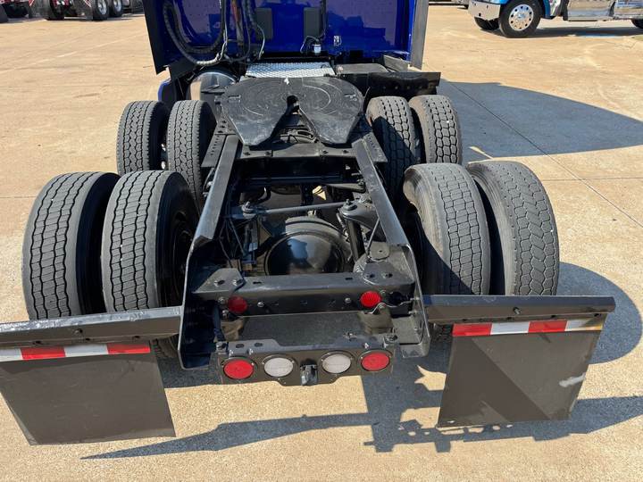 2019 Kenworth T680 76" Raised Roof Sleeper, exterior photo 3