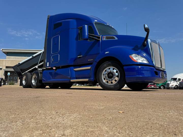 2019 Kenworth T680 76" Raised Roof Sleeper, exterior photo 5