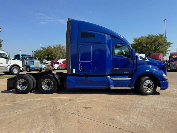 2019 Kenworth T680 76" Raised Roof Sleeper, exterior photo 6