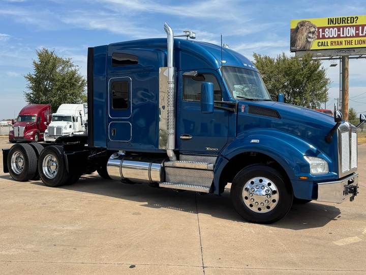 2019 Kenworth T880 76" Mid Roof Sleeper, exterior photo 1