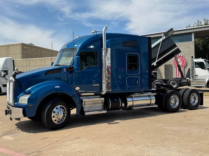 2019 Kenworth T880 76" Mid Roof Sleeper, exterior photo 2