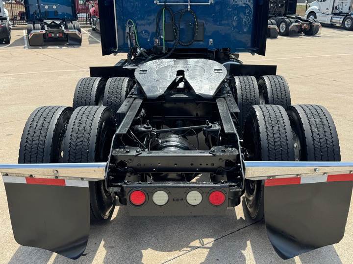 2019 Kenworth T880 76" Mid Roof Sleeper, exterior photo 3