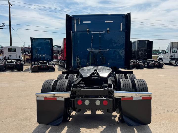 2019 Kenworth T880 76" Mid Roof Sleeper, exterior photo 4